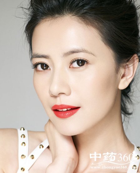 高圆圆校服趴扮少女 如此保养你也不老!