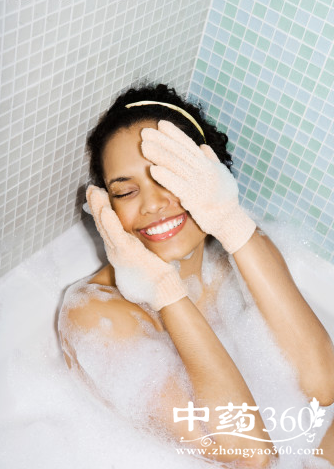 高圆圆校服趴扮少女 如此保养你也不老!