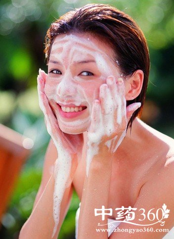 去皱纹最好的方法,正确洗脸远离皱纹