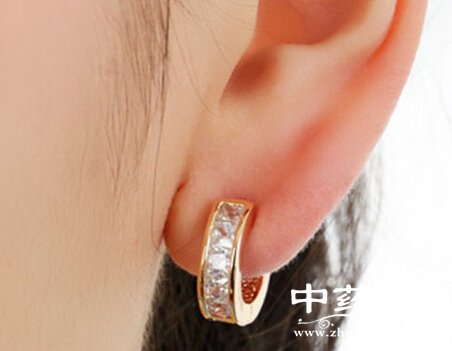 女性这个皮肤就不要打耳洞