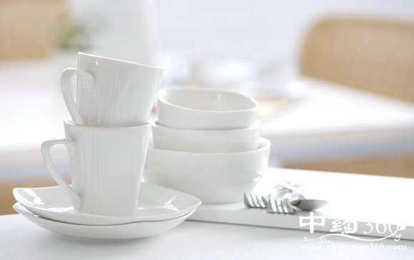 厨房的餐具跟我们日常饮食息息相关,所以餐具的健康也关系到身体的健康,那厨房的餐具该多久换一次好呢?下面就一起来看看吧。