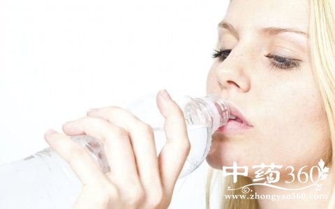 美容补水≠保湿 保湿补水这么做才正确 保湿和补水的区别是什么 保湿补水怎么做 怎样给皮肤补水