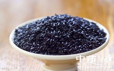 吃黑米黑豆的好处有哪些 吃黑米都有哪些好处 女人吃黑米的好处