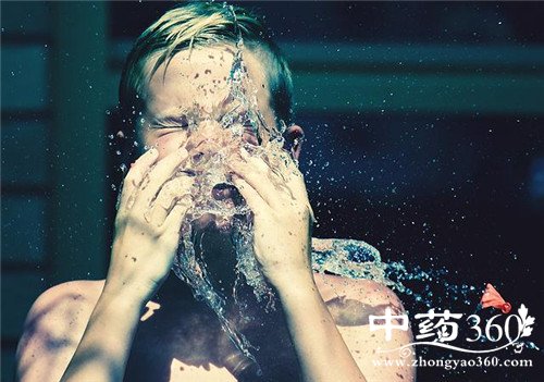 用盐水洗脸有什么好处 盐水还有这般作用