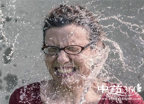 用盐水洗脸有什么好处 盐水还有这般作用