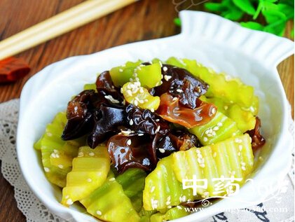 清热利湿芝麻莴笋拌木耳