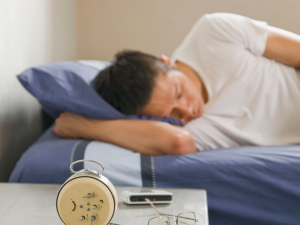 ����ʱ˯�߲�����ô�� ˯ǰ�ݸ���ˮ��