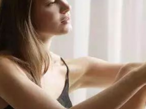 һ��Ů��Ƥ���ײ��׸�ʲô�й�