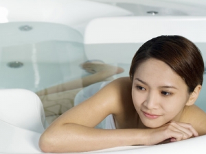 �ڹ�ʱŮ��ʹ��ɣҶ������Ƥ��