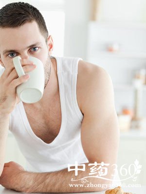 炎炎夏日选错时机擦汗有损健康