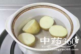 茄汁肉丸焗土豆泥的做法步骤:2