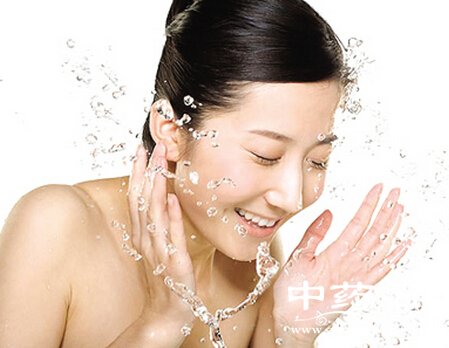 脸上起皮怎么办 定期皮肤保养补水很重要