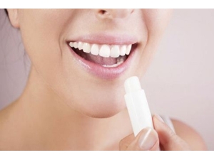 Ů���ļ��촽������ ������ЩСƫ��