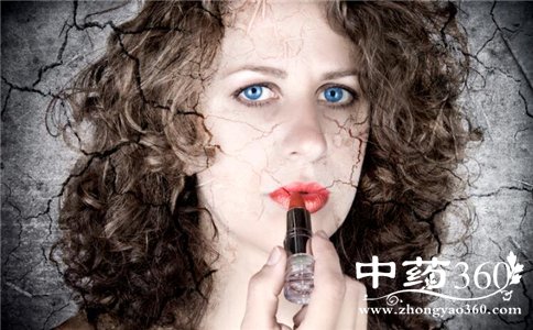 皮肤缺水的表现你中招了吗 皮肤缺水的表现是什么 皮肤缺水怎么办 如何给皮肤补水