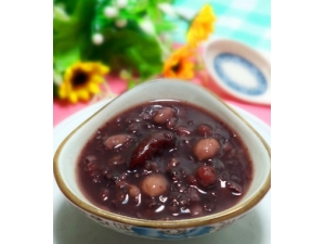 吃什么可以美白?美白润肺红枣百合银耳粥